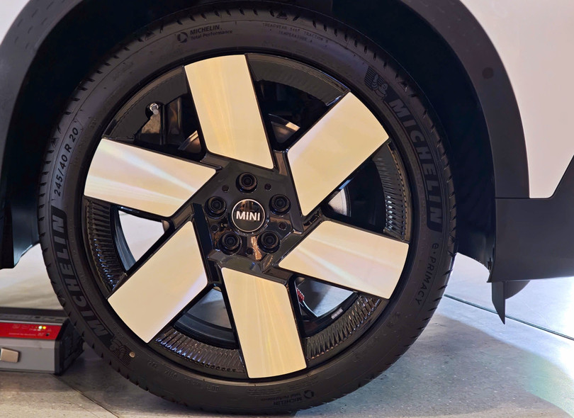 Xe được trang bị bộ mâm 18 inch hợp kim đa chấu.