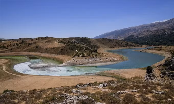 Sông Litani đoạn chảy qua Saghbin, Thung lũng Bekaa, Lebanon tháng 6/2021. Ảnh: AP