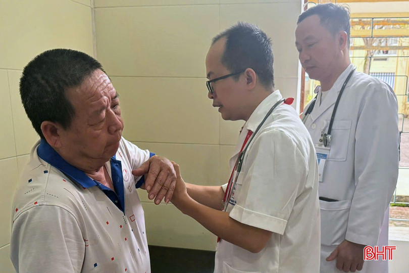 bqbht_br_bac-sy-ckii-trinh-huy-binh-chuyen-nganh-co-xuong-khop-kiem-tra-suc-khoe-benh-nhan-tai-trung-tam-y-te-huong-khe.jpg