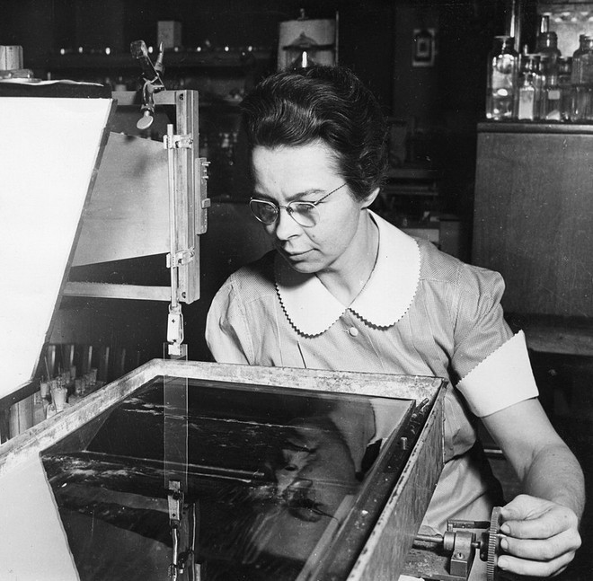 Tiến sỹ Katharine Blodgett trong phòng thí nghiệm. (Ảnh: wikipedia) Tiến sỹ Katharine Blodgett trong phòng thí nghiệm. (Ảnh: wikipedia)