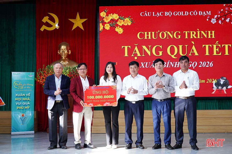 CLB Golf Cổ Đạm trao ủng hộ số tiền 100 triệu đồng.