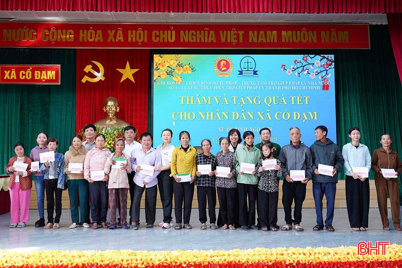 Chi hội CCB Sở Tư pháp – Trung tâm Trợ giúp pháp lý nhà nước số 1 – Luật sư thực hiện trợ giúp pháp lý TP Hồ Chí Minh trao quà trị giá 100 triệu đồng cho các hộ gia đình gặp hoàn cảnh khó khăn.