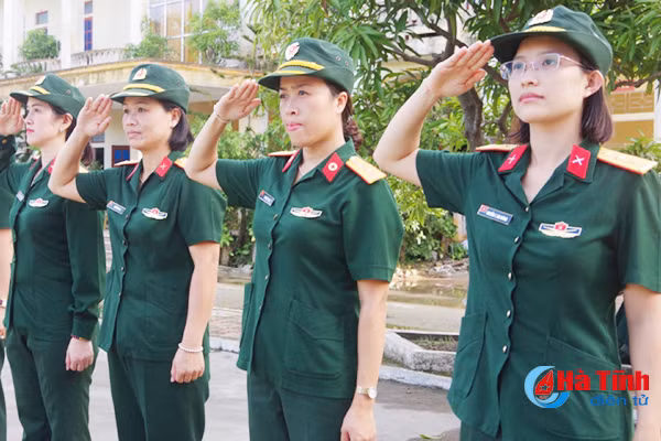 photo xem nhung bong hong quan doi ha tinh di dieu lenh mang sung tieu lien ak