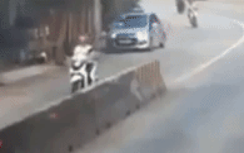 clip mo cua bat can khien xe may nga nhao ra duong tai xe lai xe bo chay