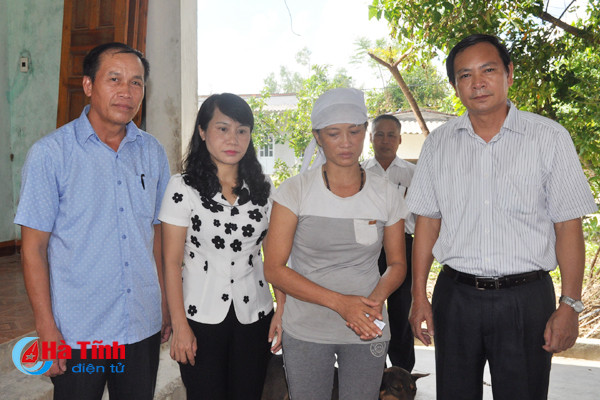 lanh dao trung uong doan hoi nong dan vn tham hoi trao qua nguoi dan vung bao