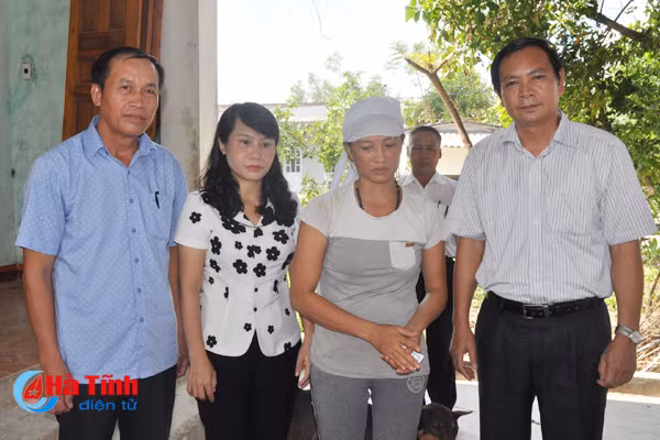 lanh dao trung uong doan hoi nong dan vn tham hoi trao qua nguoi dan vung bao