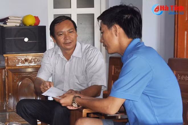 lanh dao trung uong doan hoi nong dan vn tham hoi trao qua nguoi dan vung bao