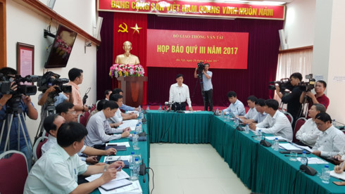 Lãnh đạo Bộ GTVT trả lời tại buổi họp báo. se dieu chinh giam phi bot duong bo tren ca nuoc