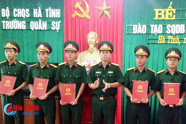 trao quan ham thieu uy cho 40 sy quan du bi