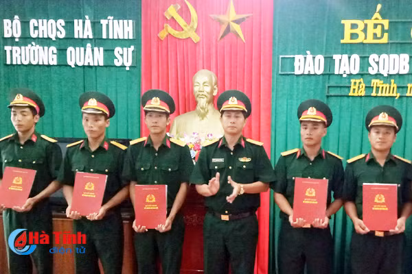 trao quan ham thieu uy cho 40 sy quan du bi