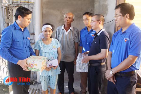 lanh dao trung uong doan hoi nong dan vn tham hoi trao qua nguoi dan vung bao