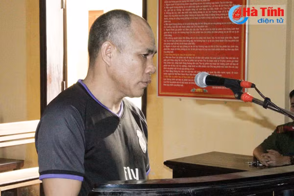 trom dien thoai cho ban gai dung linh 12 thang tu giam
