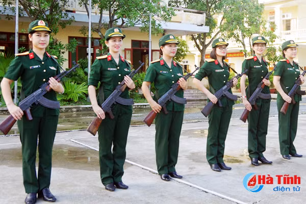 photo xem nhung bong hong quan doi ha tinh di dieu lenh mang sung tieu lien ak