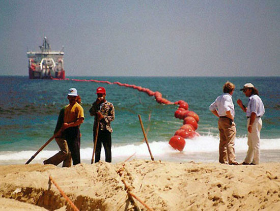 Hai tuyến cáp quang biển Liên Á và AAG hiện vẫn đóng vai trò quan trọng, chiếm tỷ trọng dung lượng Internet Việt Nam kết nối đi quốc tế khá lớn (Ảnh minh họa. Nguồn: Internet) tuyen cap quang bien lien a se duoc sua xong vao ngay 30 9