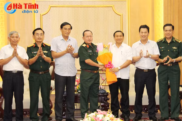 lanh dao ha tinh chuc mung thieu tuong pham xuan thuyet tu lenh quan doan 4