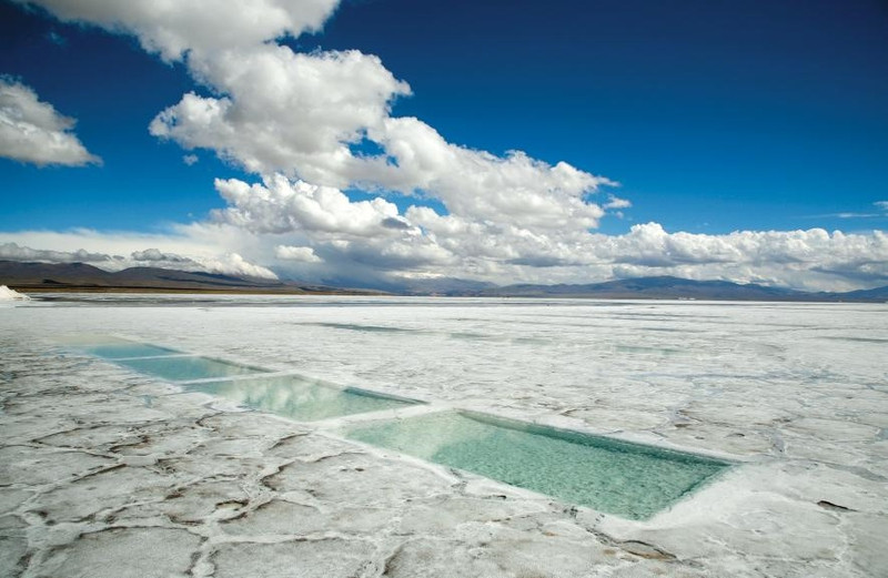 Tỉnh Jujuy, Argentina: Tỉnh Jujuy nằm ở cực Tây Bắc của Argentina là khu vực với bề mặt chủ yếu là sa mạc: một vùng đất hẻo lánh, khô cằn và đẹp đến lạ kì. Đây chắc chắn sẽ là thiên đường cho các nhiếp ảnh gia thỏa sức sáng tác tác phẩm nghệ thuật của riêng mình. Trên đây là bức ảnh về cánh đồng muối tự nhiên ở Salinas Grandes. nhung diem den dep nhu thien duong ha gioi
