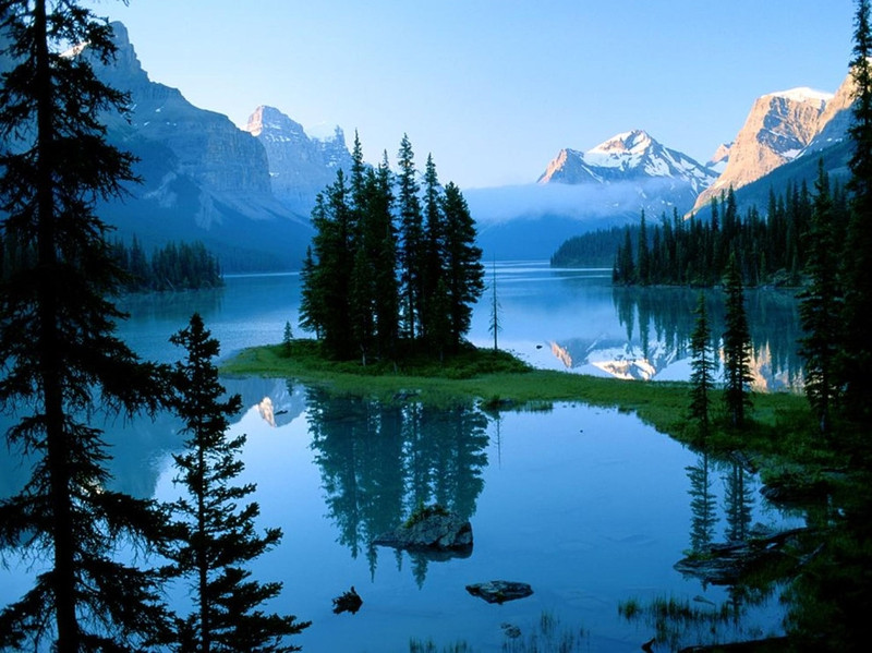 Vườn quốc gia Jasper, Alberta, Canada: Là vườn quốc gia lớn nhất trên dãy núi Rocky Canada, Jasper, sở hữu vẻ đẹp hoang dã, nguyên sơ. Làn nước xanh trong của con sông Athabasca chính là điểm nhấn của khu vườn quốc gia nằm ở phía Tây tỉnh Alberta này. nhung diem den dep nhu thien duong ha gioi