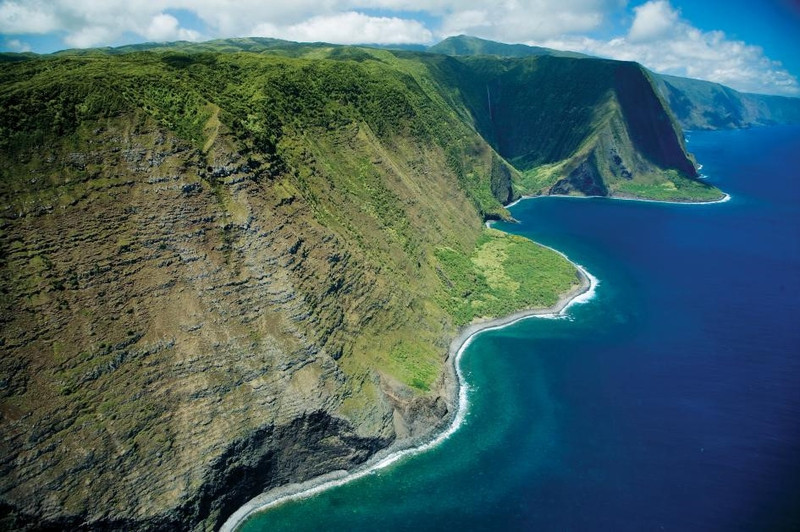 Đảo Molokai, Hawaii, Mỹ: Không bị ảnh hưởng bởi sự phát triển của thế giới bên ngoài, hòn đảo này rộng 16 km, cùng đường bờ biển dài hơn 160 km này. Molokai có những thác nước bí ẩn, các di tích và di sản có nguồn gốc từ xa xưa. Đặc biệt, đảo không đèn giao thông. nhung diem den dep nhu thien duong ha gioi