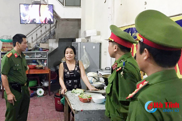 cong an tp ha tinh ra quan dep quan an via he sau 23h dem