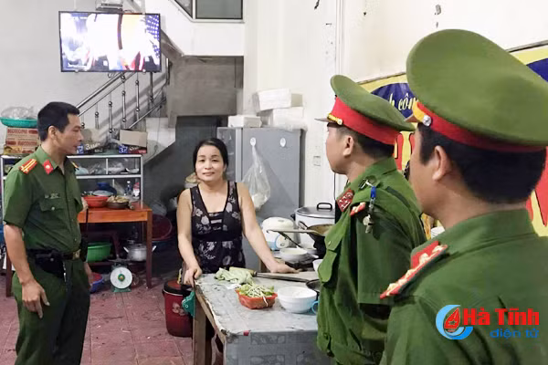 cong an tp ha tinh ra quan dep quan an via he sau 23h dem