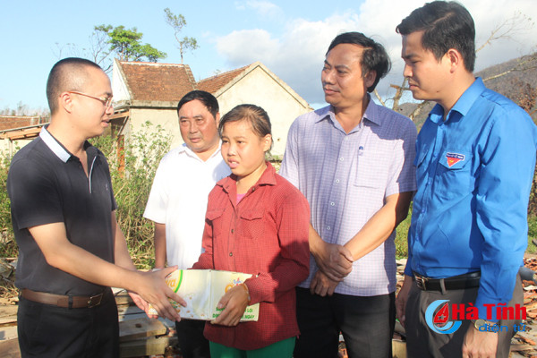 lanh dao trung uong doan hoi nong dan vn tham hoi trao qua nguoi dan vung bao