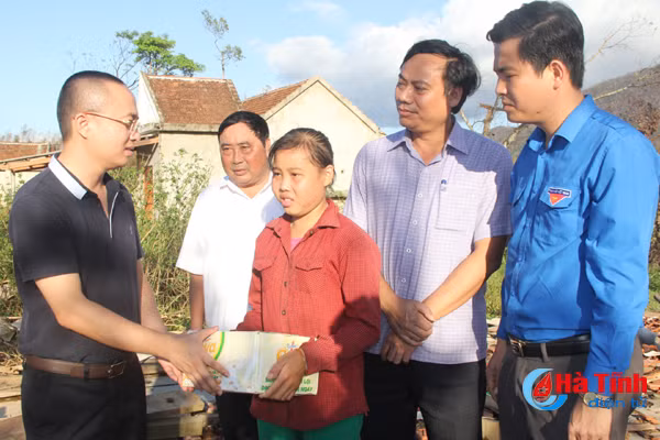lanh dao trung uong doan hoi nong dan vn tham hoi trao qua nguoi dan vung bao