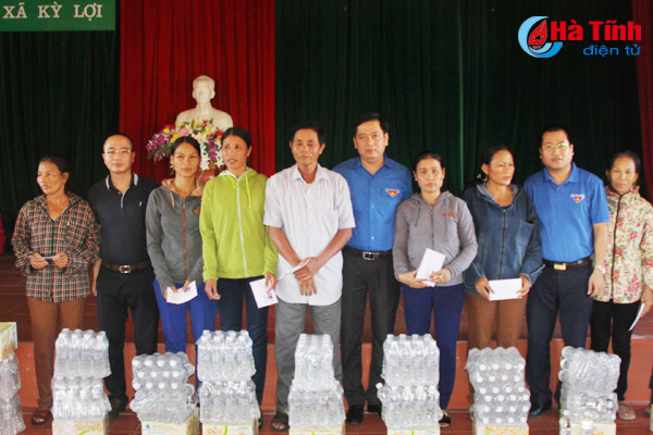 lanh dao trung uong doan hoi nong dan vn tham hoi trao qua nguoi dan vung bao