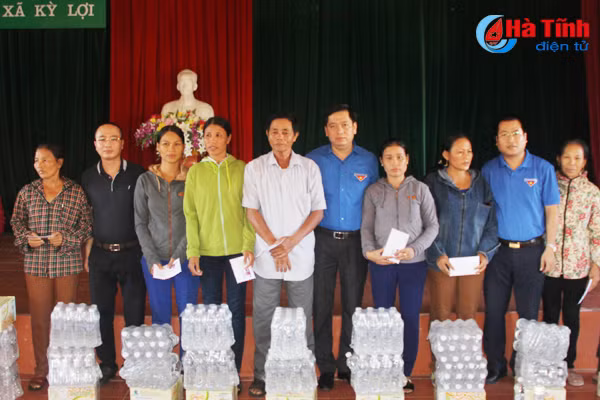 lanh dao trung uong doan hoi nong dan vn tham hoi trao qua nguoi dan vung bao