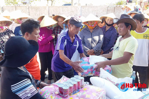 tieu thuong lao vuot 500 km sang chia se thiet hai voi nguoi dan ha tinh