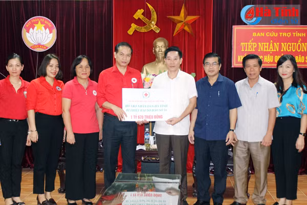 hoi chu thap do viet nam ho tro ha tinh hon 1 6 ty dong khac phuc mua bao
