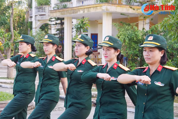 photo xem nhung bong hong quan doi ha tinh di dieu lenh mang sung tieu lien ak