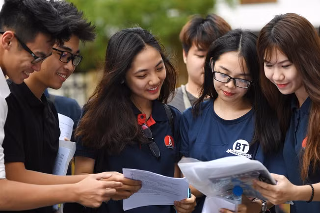 Thí sinh sau giờ thi THPT quốc gia năm 2017. Ảnh: Anh Tuấn. bo gd dt chot phuong an thi thpt quoc gia nam 2018