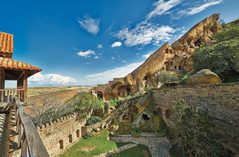 Hang động Davit Gareja, Georgia: Tọa lạc ở trên các vách đá cao gồ ghề về phía đông, biên giới giữa hai nước Georgia và Azerbaijan, Davit Gareja là một quần thể của 19 tu viện thời trung cổ. Được coi là một kiệt tác nghệ thuật của người Georgia, mỗi một hang động có thể chứa gần 5.000 nhà cho tu sĩ tu hành. nhung diem den dep nhu thien duong ha gioi