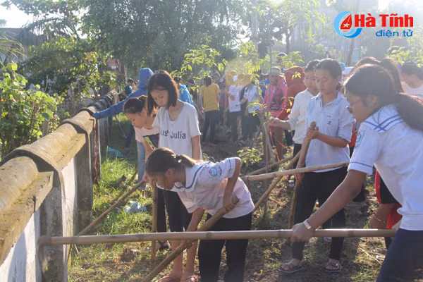 tuoi tre thanh sen ra quan lam dep tuyen duong van minh do thi