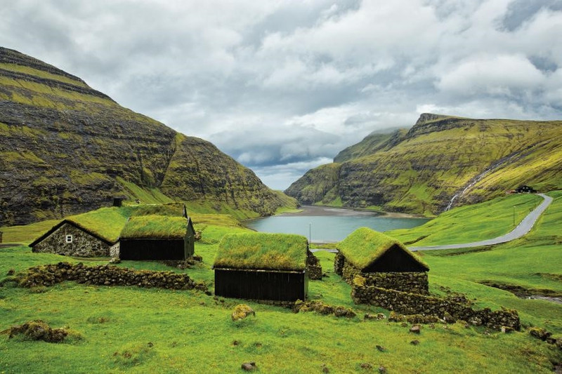 Quần đảo Faroe, Đan Mạch: Hòn đảo Sterymoy, một trong 18 đảo tạo nên quần đảo Faroe xa xôi, nằm ngoài khơi cách bờ biển Scotland khoảng 300 km. Điểm đặc biệt trên hòn đảo này chính là những ngôi nhà có mái che phủ hoàn toàn bằng cỏ xanh. nhung diem den dep nhu thien duong ha gioi