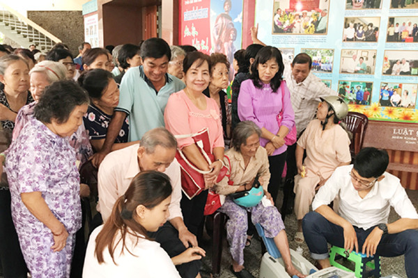 vinamilk dong hanh cham soc suc khoe cho gan 2 000 nguoi cao tuoi