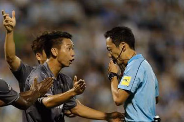 trong tai rut the do nhanh nhat the gioi cam coi o v league 2017