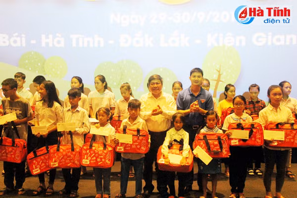 trao qua cho 200 tre em ngheo tre khuyet tat dip tet trung thu