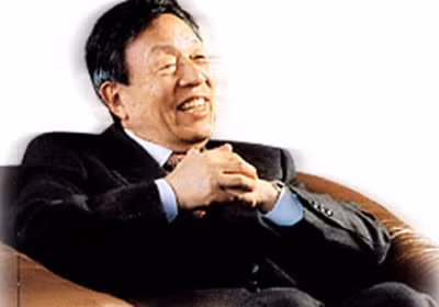 Chang- Woo Han Doanh nhân gốc Hàn lập nghiệp tại Nhật này sở hữu khối tài sản giá trị 4,1 tỷ USD. Ông là CEO và chủ sở hữu của công ty cung cấp các dịch vụ đánh bạc giải trí, máy pachinko lớn nhất Nhật Bản, Maruhan. nhung nguoi giau nhat nhat ban