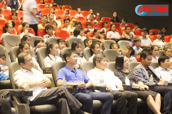 trao qua cho 200 tre em ngheo tre khuyet tat dip tet trung thu