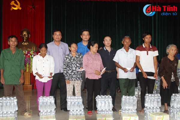 lanh dao trung uong doan hoi nong dan vn tham hoi trao qua nguoi dan vung bao