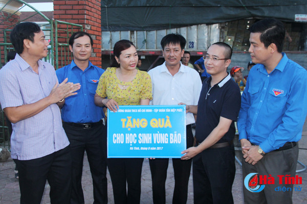 lanh dao trung uong doan hoi nong dan vn tham hoi trao qua nguoi dan vung bao