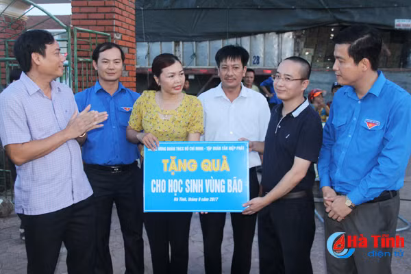 lanh dao trung uong doan hoi nong dan vn tham hoi trao qua nguoi dan vung bao