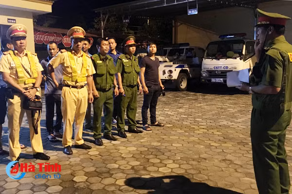 cong an tp ha tinh ra quan dep quan an via he sau 23h dem
