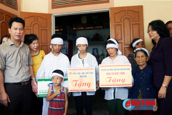 pho chu tich nuoc tham hoi gia dinh truong thon bi tu vong sau bao