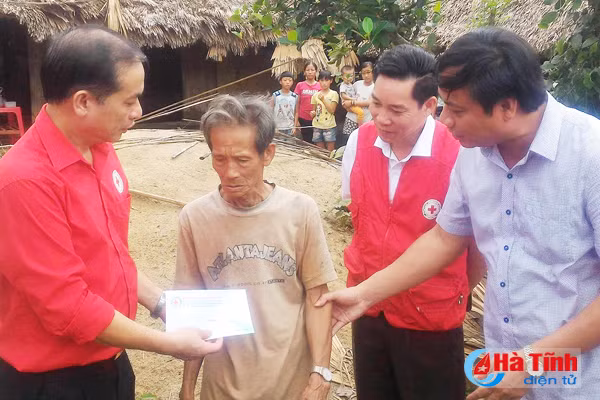 hoi chu thap do viet nam ho tro ha tinh hon 1 6 ty dong khac phuc mua bao