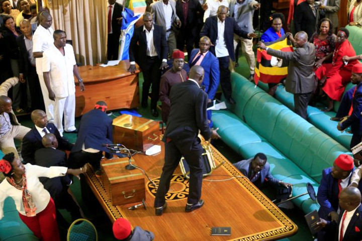 photo nghi si uganda tum toc xe ao vac ghe danh nhau giua quoc hoi