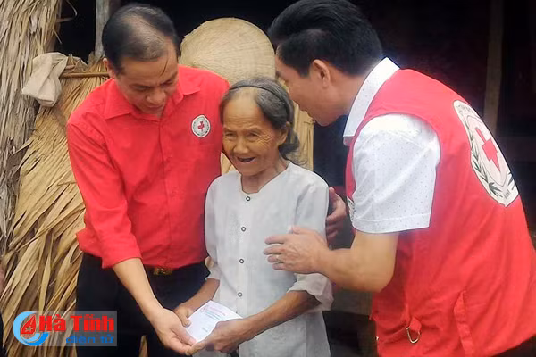 hoi chu thap do viet nam ho tro ha tinh hon 1 6 ty dong khac phuc mua bao