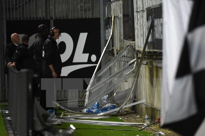 phap sap hang rao o san van dong lam hang chuc nguoi bi thuong