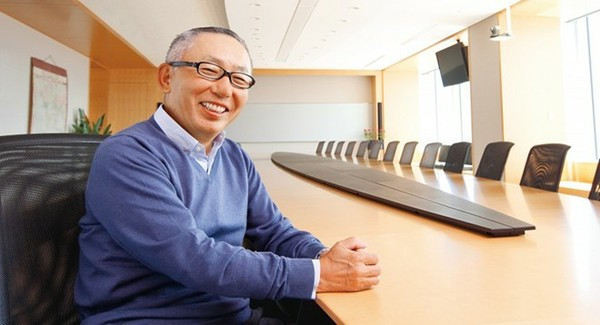 Takemitsu Takizaki Sau khi tốt nghiệp trường cao đẳng công nghiệp Amagasaki, ông chọn con đường kinh doanh, sáng lập Keyence, tập đoàn chuyên sản xuất, cung ứng linh kiện, phụ tùng điện tử cho các doanh nghiệp cơ khí, máy móc. Ông là người giàu thứ hai tại Nhật với 16,6 tỷ USD. nhung nguoi giau nhat nhat ban